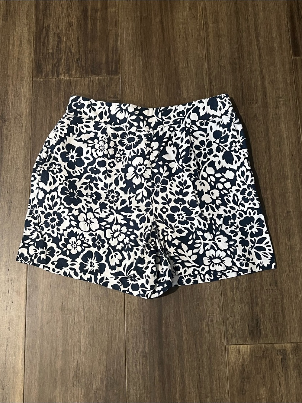 Navy blue and white ladies and Ann Taylor elastic waist shorts sz 0